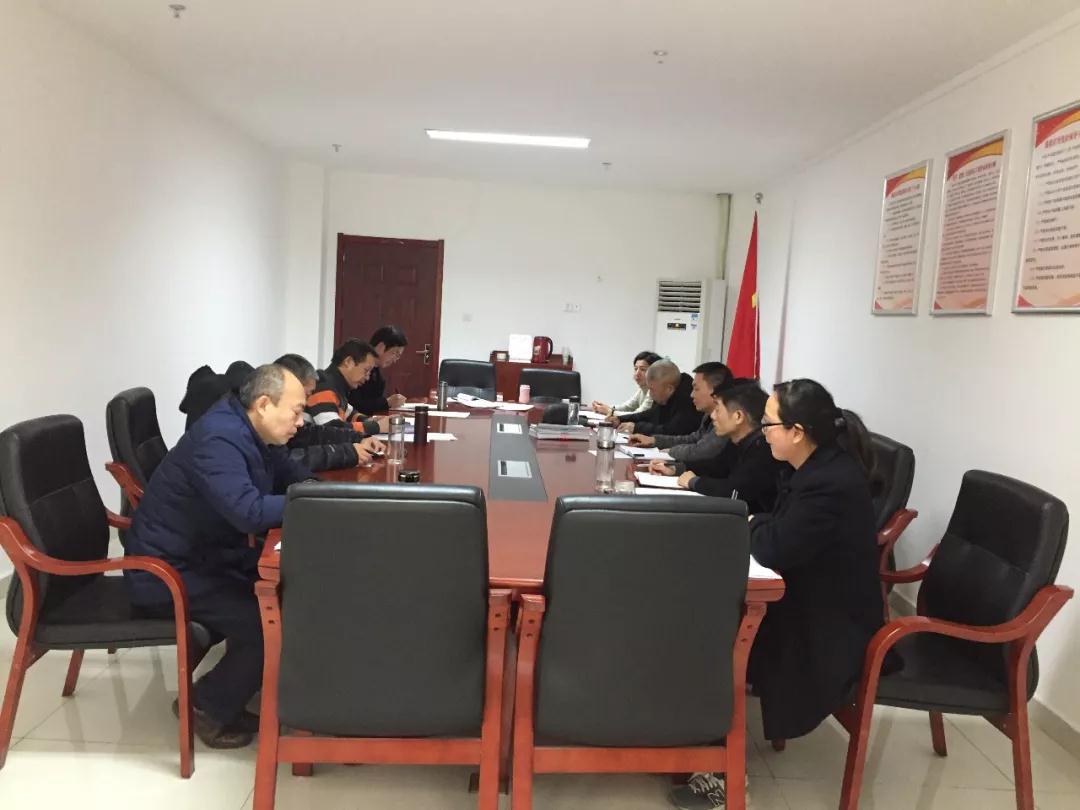 区法院召开党组会传达贯彻区“两会”精神.jpg