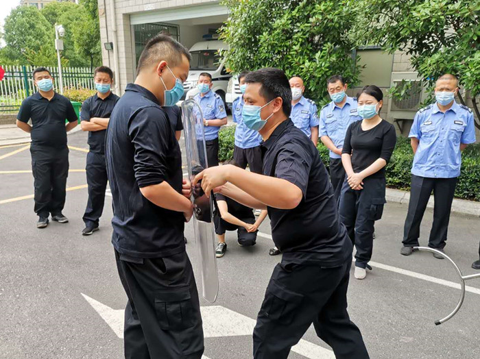 防爆盾牌的使用方法讲解.jpg