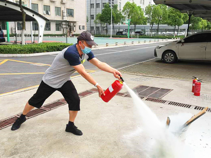 鲁靖带头参加训练.jpg