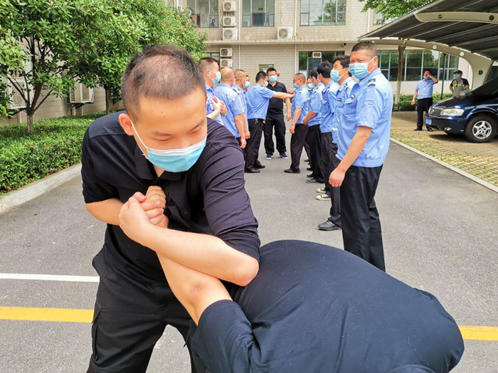 徒手防卫与控制技术练习.jpg